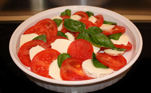 Ensalada de tomate, mozzarella y albahaca