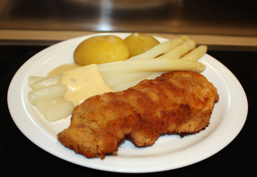 Schnitzel with white asparagus and spring potatoes