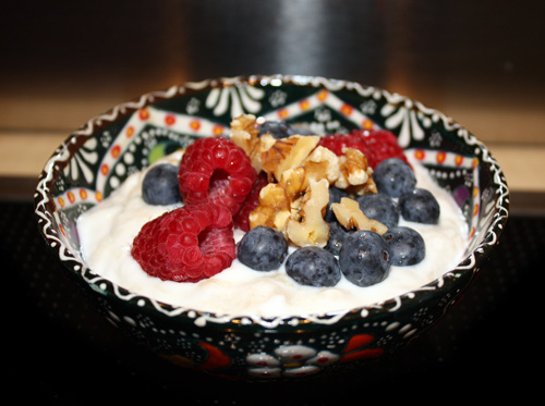 Yogur con bananas y frutillas