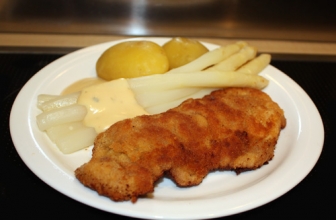 Schnitzel with white asparagus and spring potatoes